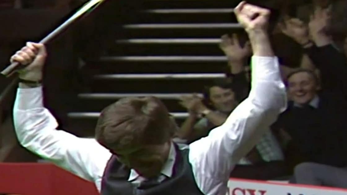 Cliff Thorburn juhlii ensimmäistä MM-kisojen maksimibreikkiä Cruciblessa vuonna 1983