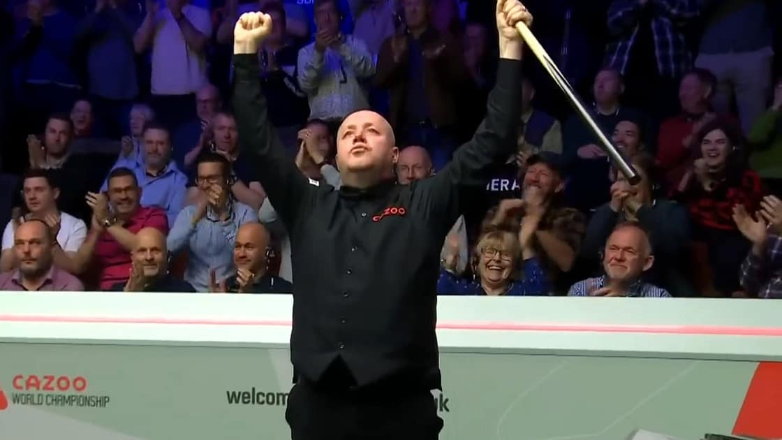 John Higgins juhlii Cruciblessa snookerin MM-kisoissa John Higgins juhlii voittoa yleisön edessä snookerin MM-kisoissa Cruciblessa