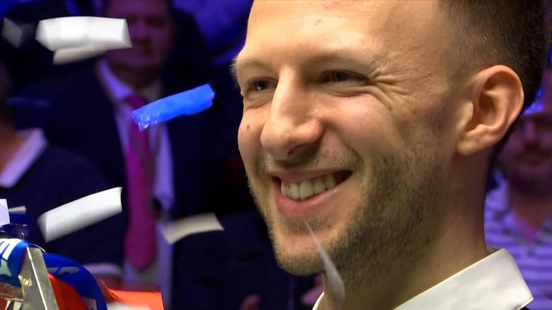 Judd Trump maailmanmestari 2019 juhlahetki Judd Trump juhlii snookerin maailmanmestaruutta 2019 konfettien keskellä