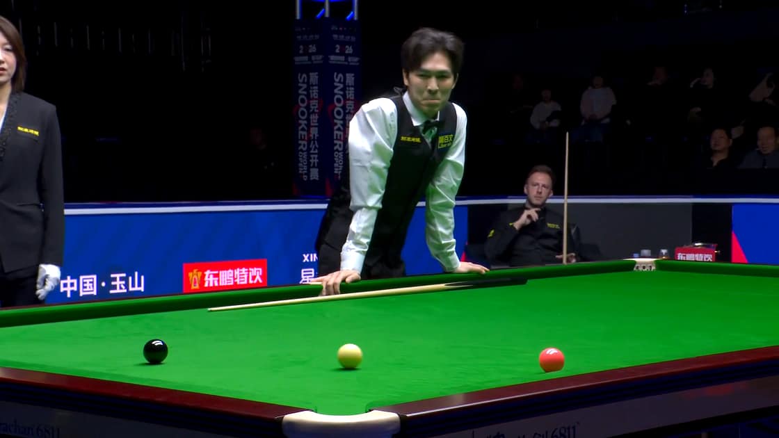 Judd Trump taipui World Openissa – Un-Nooh finaaliin värikkään ottelun päätteeksi Judd Trump katsoo kun Thepchaiya Un-Nooh lyö ohi ratkaisevan pinkin World Open -ottelussa.