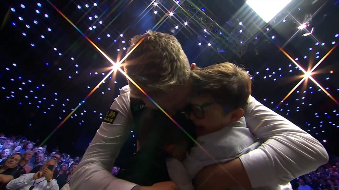 Kyren Wilson juhli maailmanmestaruuttaan 2024 Kyren Wilson juhlii vuoden 2024 snookerin maailmanmestaruutta halaten lapsiaan voiton jälkeen