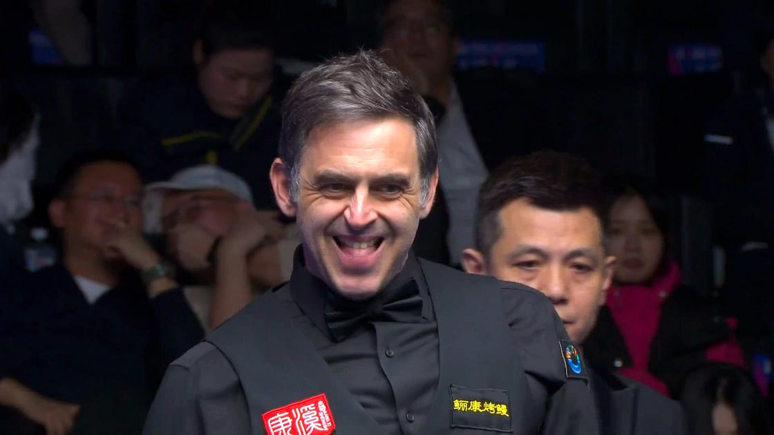 Ronnie O’Sullivan World Open -ottelussa Shaun Murphya vastaan Ronnie O’Sullivan World Open -ottelussa Shaun Murphya vastaan snookerpöydän äärellä