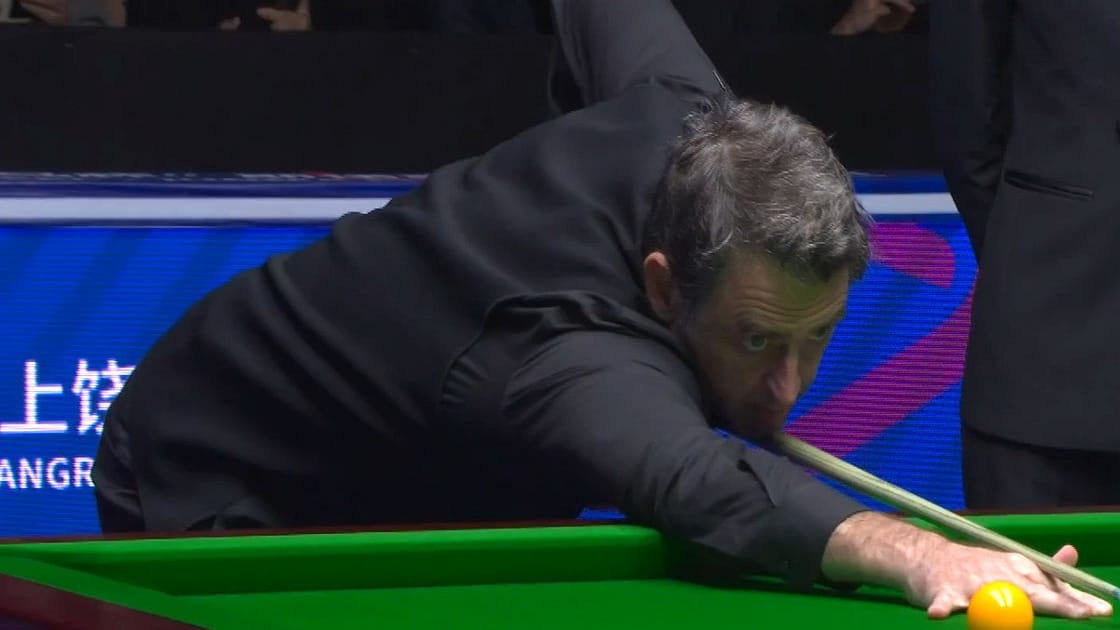 Ronnie O’Sullivan lyömässä aloituslyöntiä World Open snookerturnauksessa