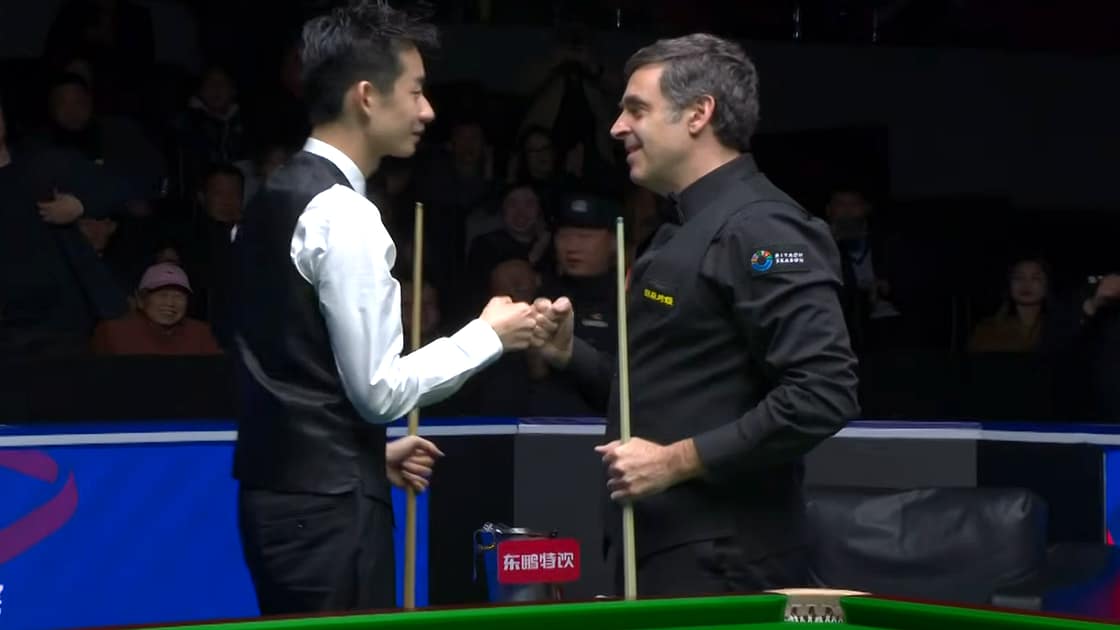 Ronnie O’Sullivan finaaliin – Wu Yize kaatui katkaisufreimissä Ronnie O’Sullivan ja Wu Yize kättelevät World Openin välierän jälkeen snookerpöydän äärellä