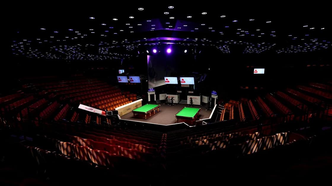 Crucible Theatre Sheffield snooker MM-kisat areena sisältä näkymä pelipöytiin