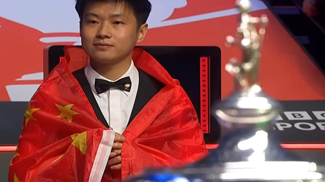 Zhao Xintong snookerin maailmanmestari Kiinan lipun kanssa, pokaali etualalla