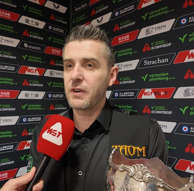 Mark Selby antaa haastattelua UK Championship -voiton jälkeen pokaali kädessään