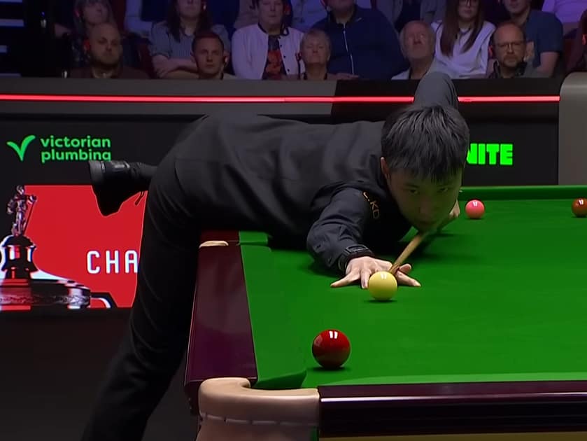 Zhao Xintong lyöntivuorossa snookerin MM-kisoissa Cruciblessa