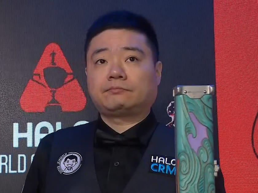 Ding Junhui snookerin MM-kisoissa 2026 ennen ottelua