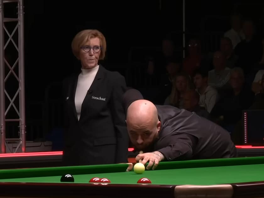 Luca Brecel ratkaisuhetken äärellä Judgement Dayssä Luca Brecel lyöntiasennossa snookerin MM-karsintojen ottelussa.