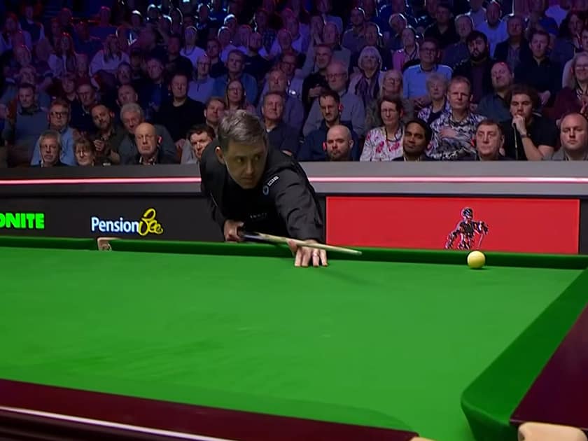 Ronnie O’Sullivan lyö palloa snookerin MM-kisoissa 2026 yleisön edessä