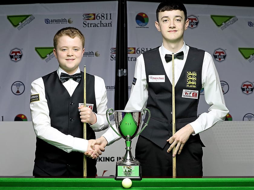 Stan Moody ja Liam Pullen – nuorten tähtien nousu MM-kisoihin Stan Moody ja Liam Pullen poseeraavat pokaalin kanssa nuorten snookerturnauksessa 2023.