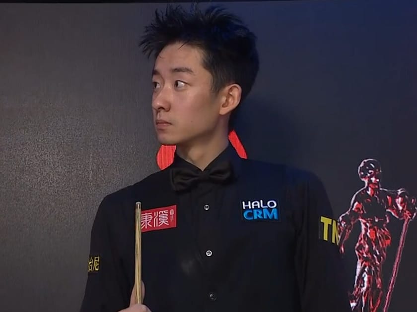 Wu Yize snookerin MM-kisoissa 2026 ennen ottelua Cruciblessa