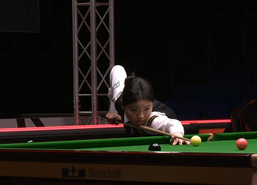 Bai Yulu lyöntivuorossa MM-karsinnoissa Bai Yulu lyöntiasennossa snookerin MM-karsinnoissa