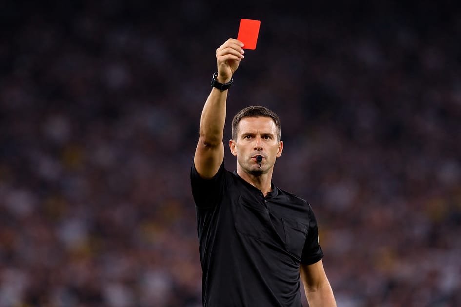 punainen-kortti-tuomari-jalkapallo.jpg