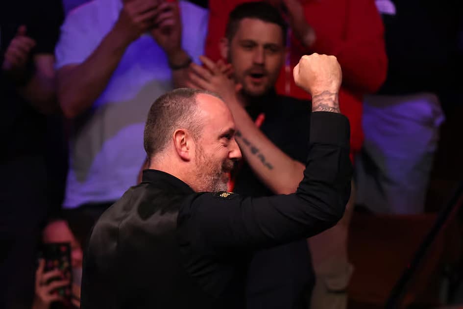 Mark Williams juhlimassa voittoa snookerottelusta